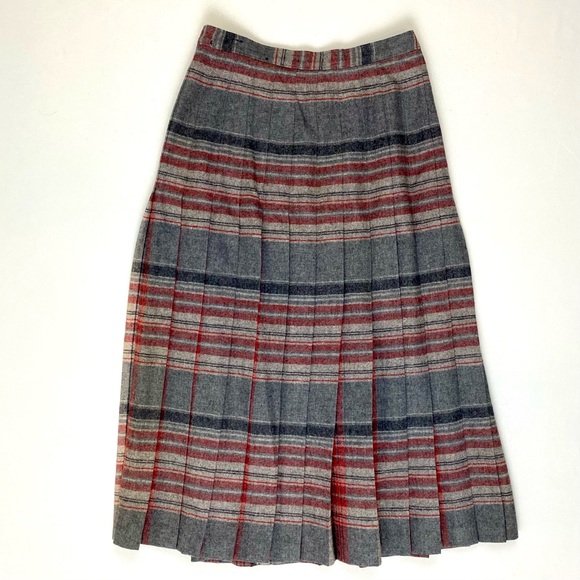 Pendleton Vintage Red and Grey Plaid Wool Skirt. Size 10 (vintage 10). USA Made. - Picture 2 of 11